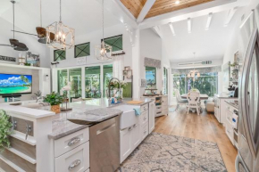 Perfect Blend of Elegance and Comfort I Captivating Home For Idyllic Retreat